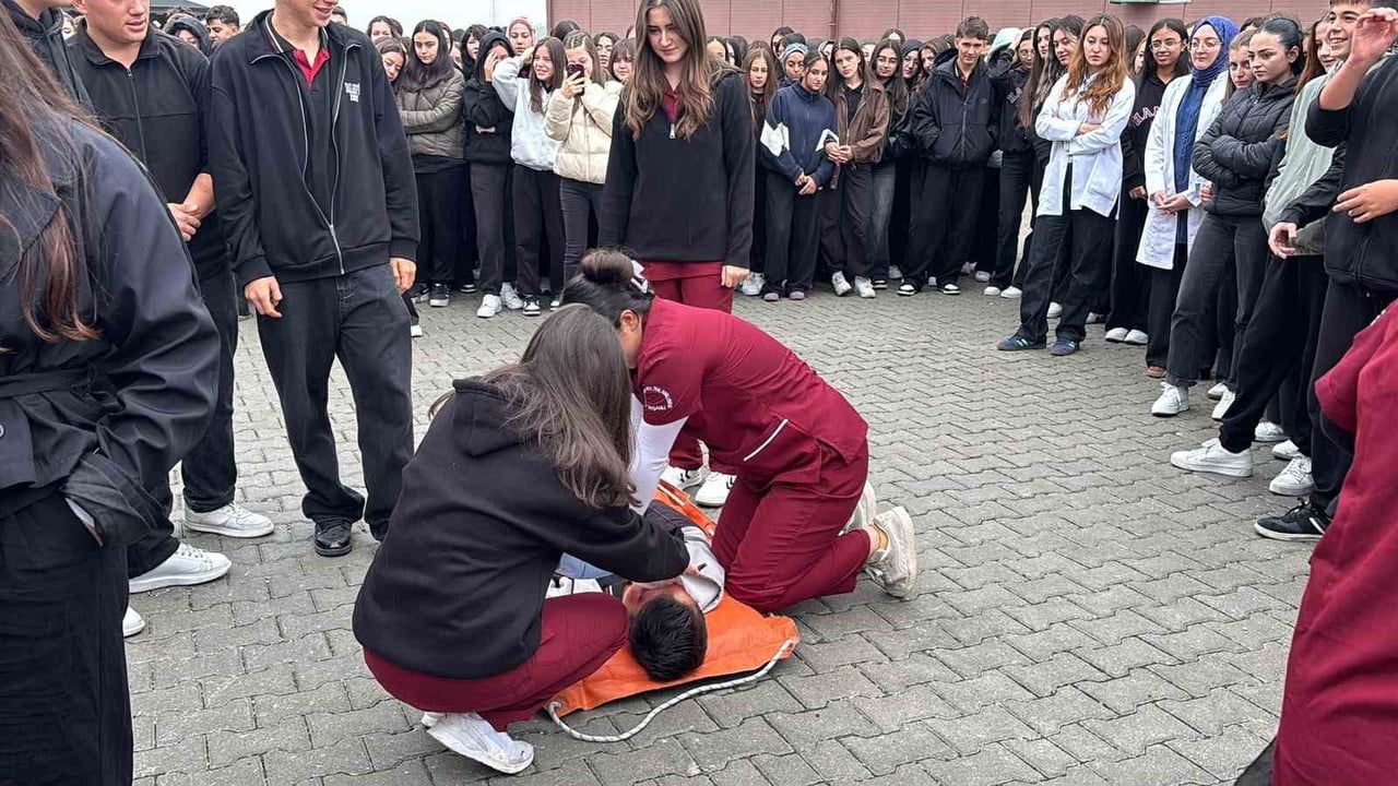 Tavşanlı'da öğrencilerin zamanla yarıştığı gerçeğini aratmayan deprem tatbikatı