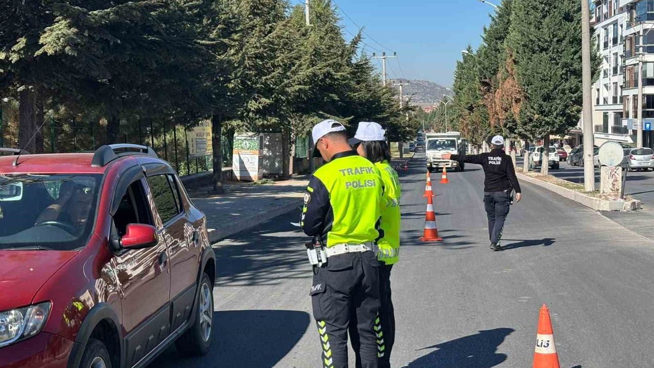 Tavşanlı sokaklarında sıkı trafik uygulaması: ehliyet ve ruhsat kontrolleri