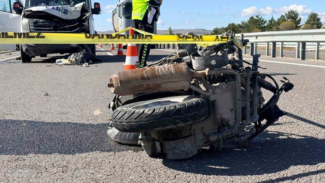 Tavşanlı yolunda çarpışma: genç motosiklet sürücüsü yaşamını yitirdi