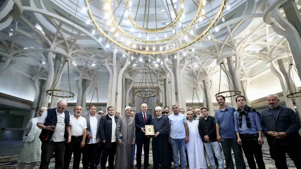 TBMM başkanı Kurtulmuş Roma'da İslam topluluğuyla bir araya geldi