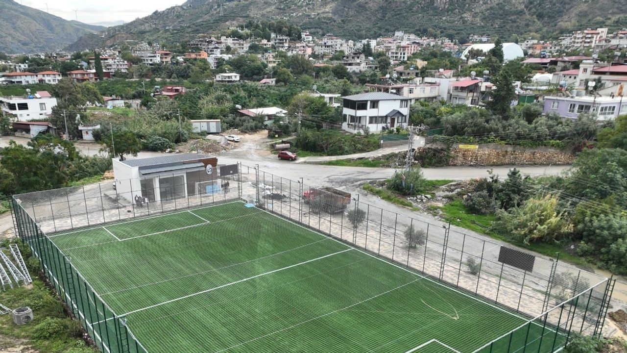 Tekebaşı’nda halı saha yağışın izlerini silip yeniden açıldı