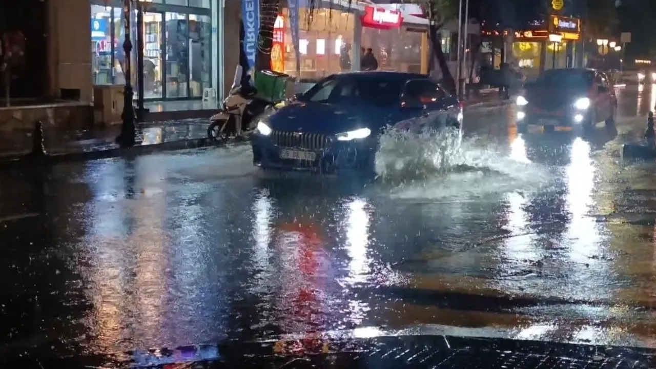 Tekirdağ’da akşam sağanağı yaşamı aksattı, cadde göle döndü