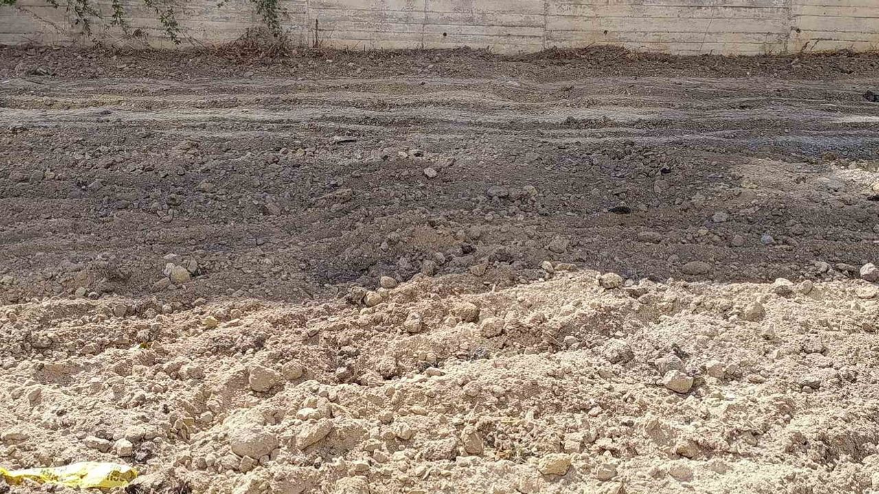 Tekirdağ’da çamurla yaşamaya mahkum edilen mahalle pankartla sesini duyurdu