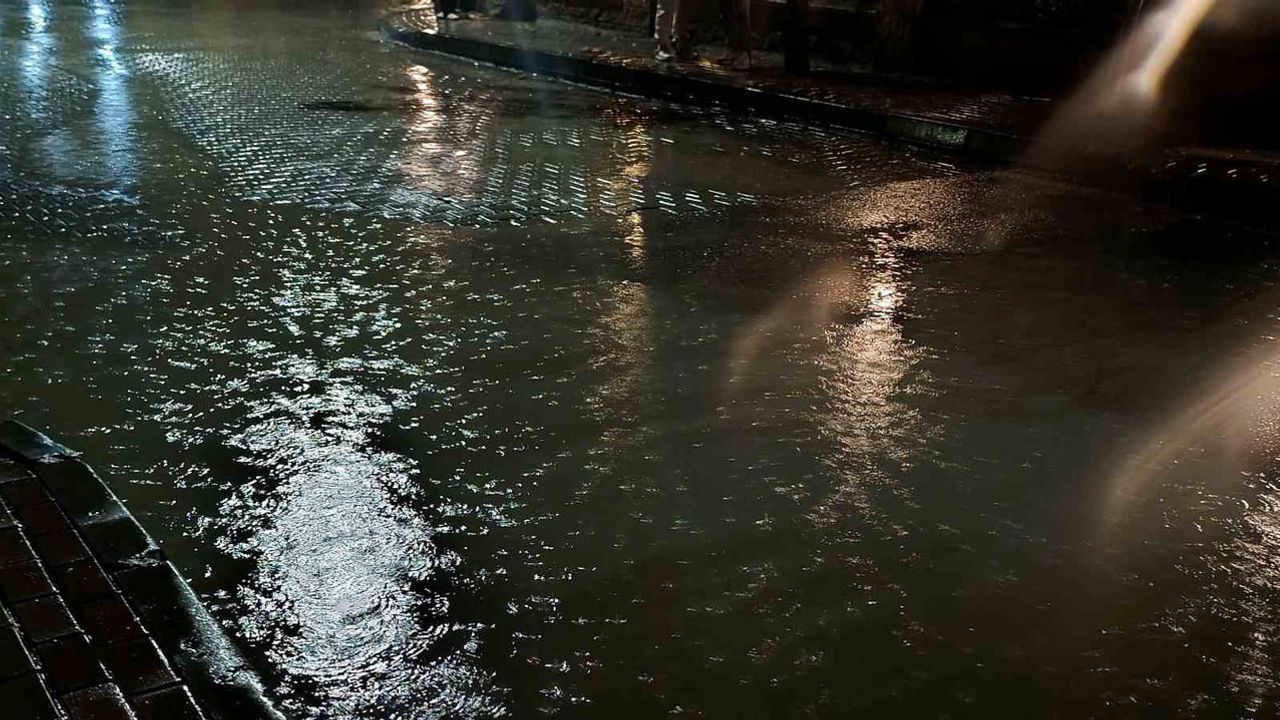 Tekirdağ'da sağanak günlük yaşamı aksattı, bazı sokaklar suyla kaplandı
