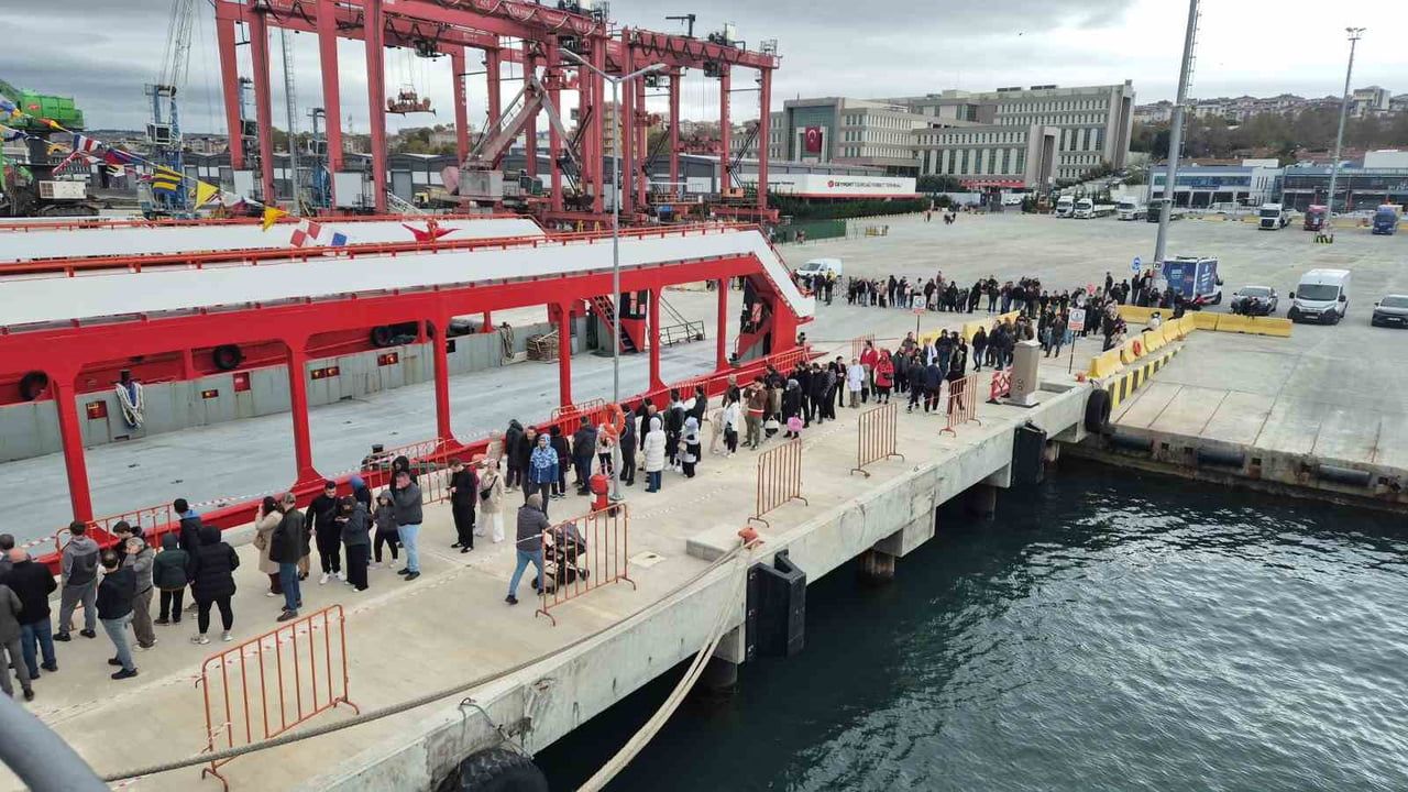 Tekirdağ limanına akın: TCG Işın'ı görmek isteyenler metrelerce kuyruk oluşturdu