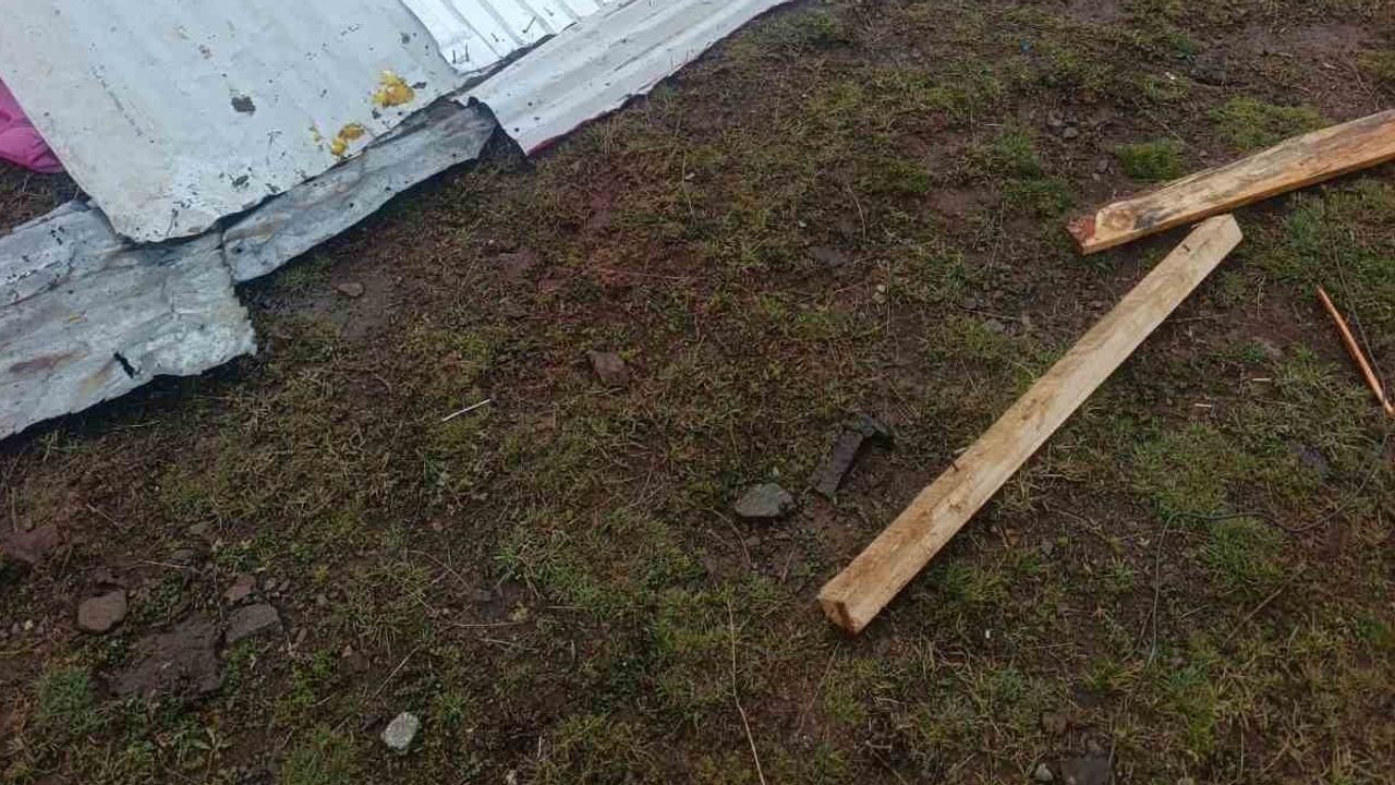 Tekman'da hortum çatıları uçurdu, nakil hastası yardım bekliyor