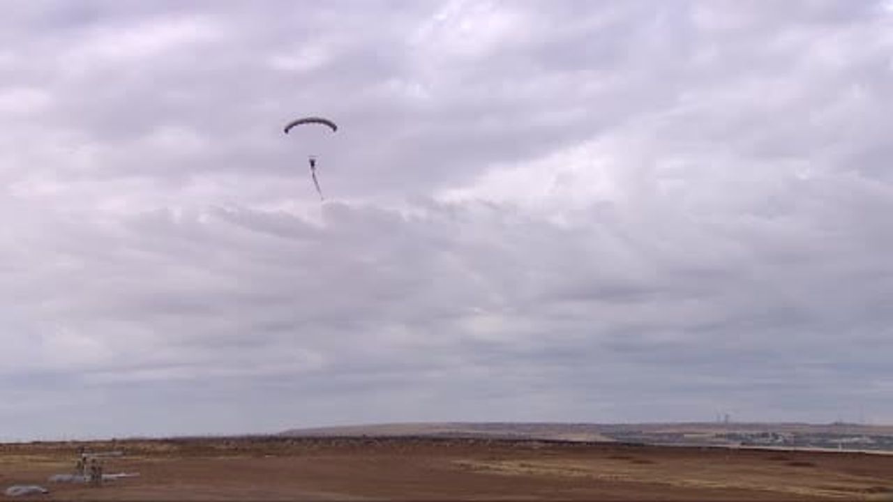 Teknofest'te paramotor gösterisi gökyüzünü renklendirdi