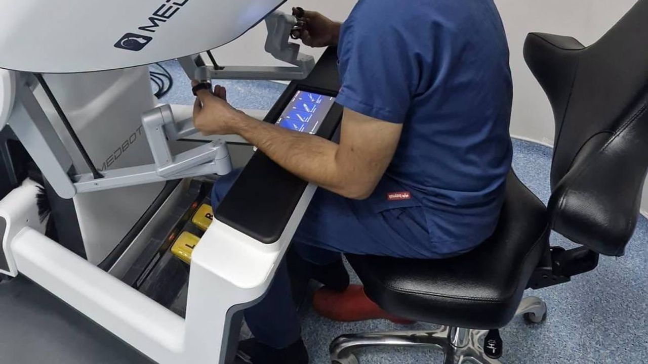 Telecerrahide yeni adım: Balıkesir'de ilk A grubu eş zamanlı parsiyel nefrektomi