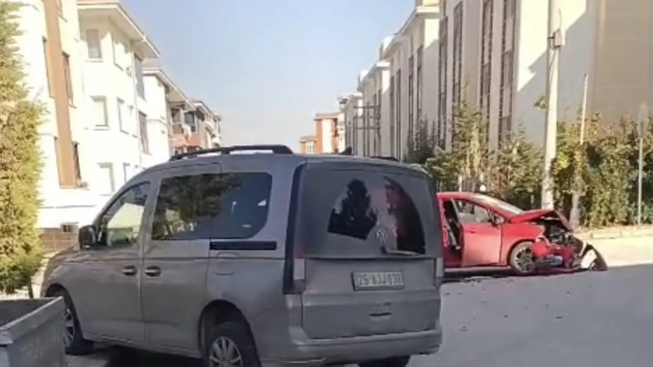 Tepebaşı'nda hafif ticari araçla çarpışma: otomobilin önü parçalandı