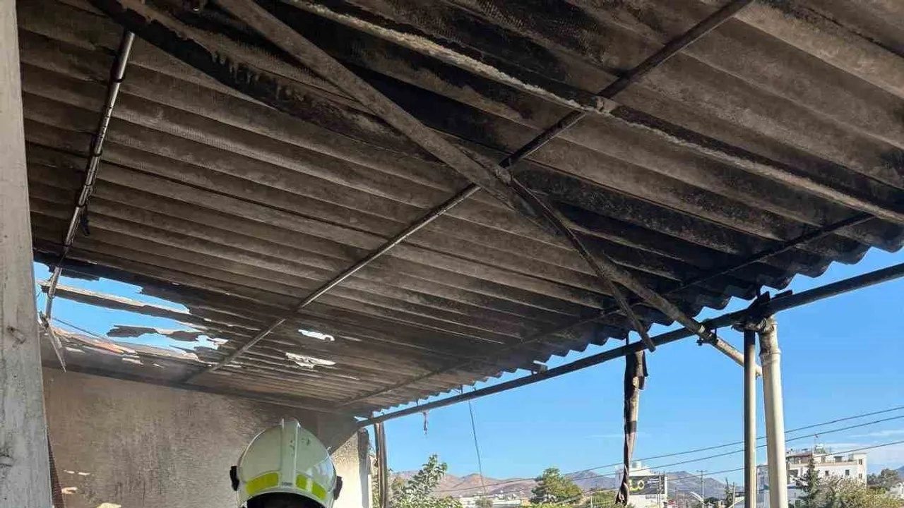 Teras katında elektrik arkı buzdolabını tutuşturdu, yangın söndürüldü