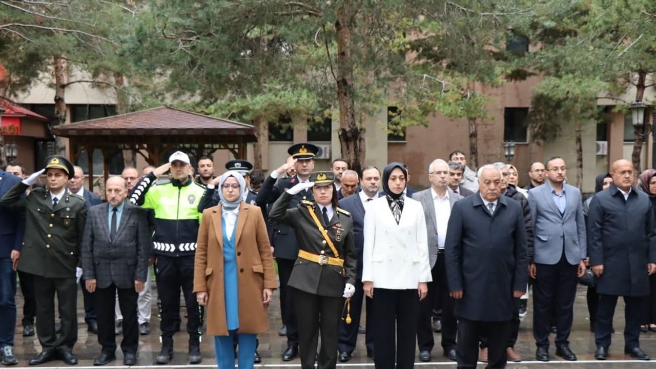 Tercan'da cumhuriyetin 103. yılı çelenk töreniyle anıldı