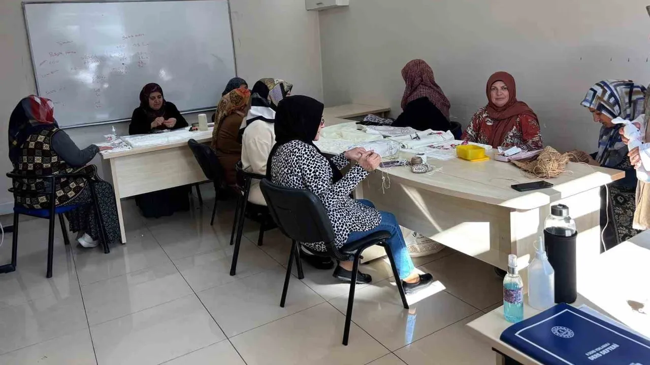 Tercan'da Halk Eğitim Merkezi'nde 112 kursiyerle eğitim sürüyor