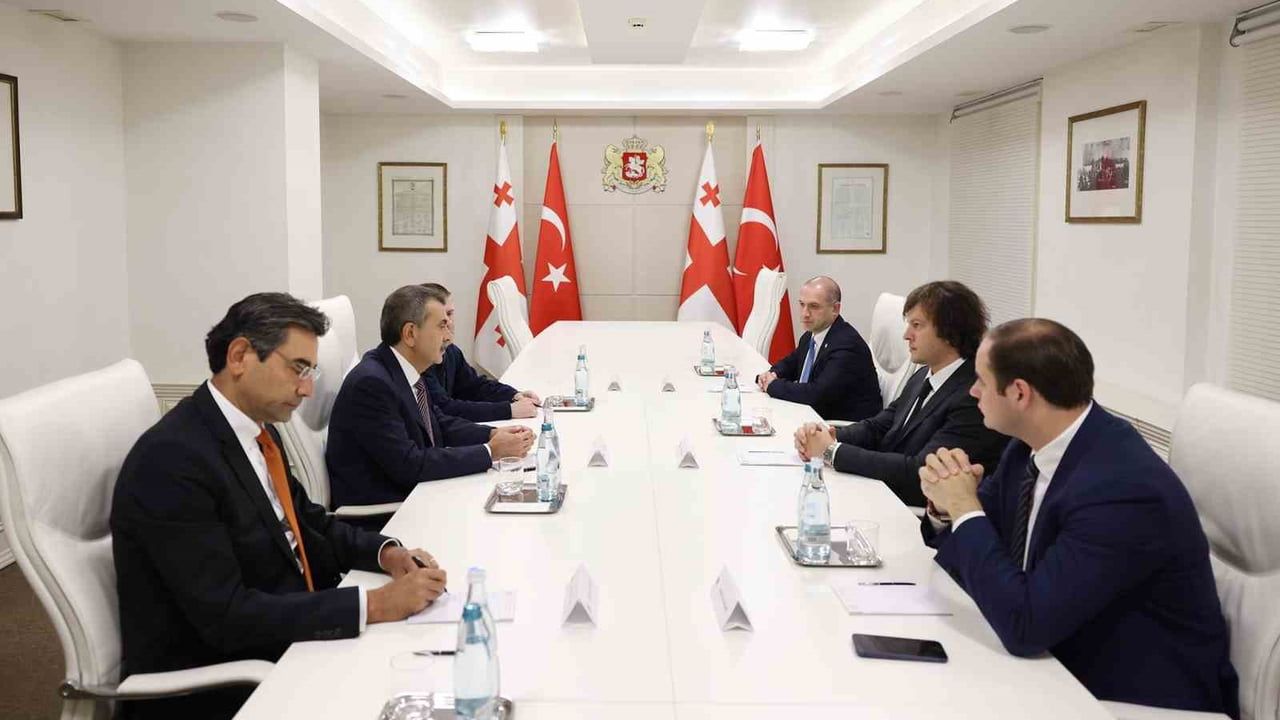 Tiflis'te görüşme: eğitim ve kültürel iş birliği güçlendiriliyor