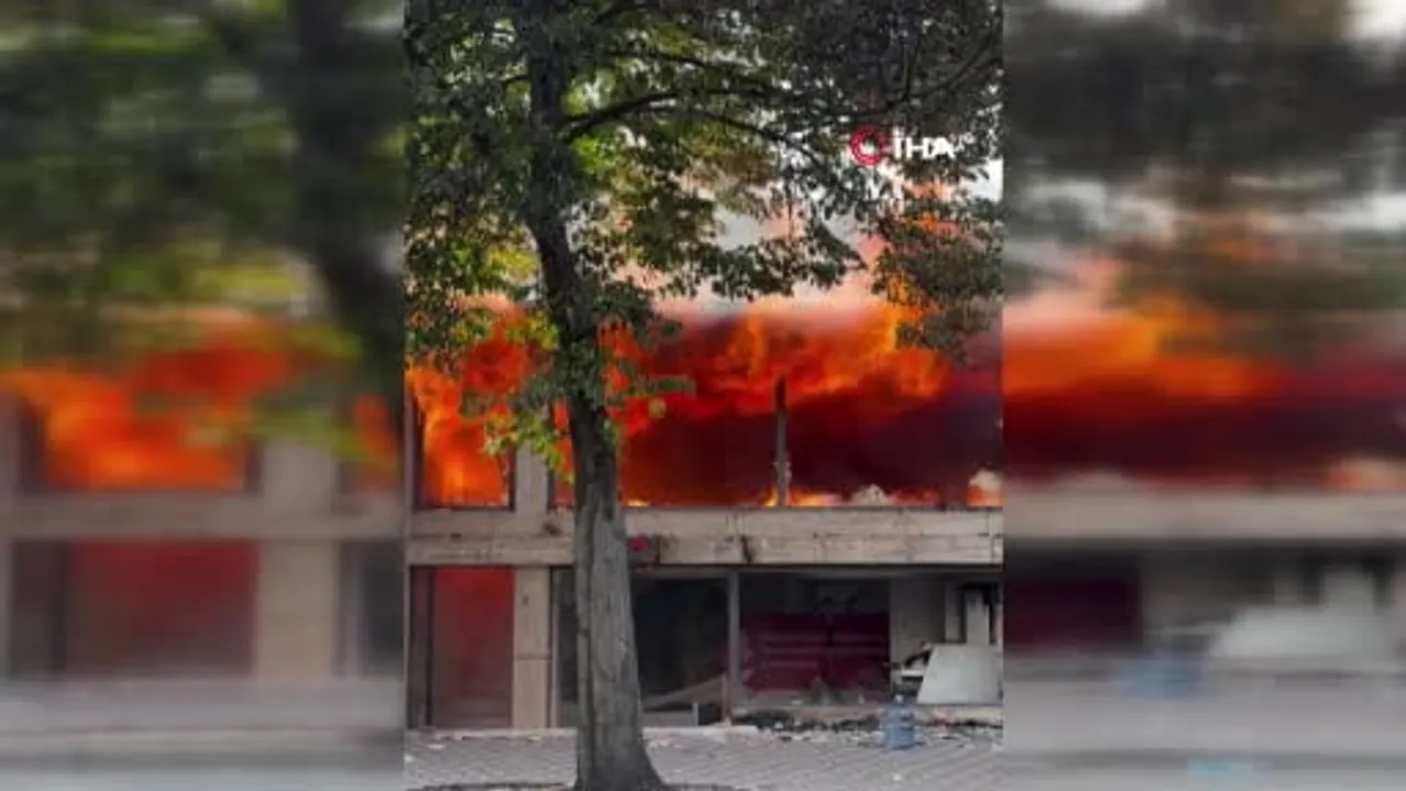 Tiran'da öğrenci öfkesi sokaklara taştı, bakanlık binasında yangın çıktı