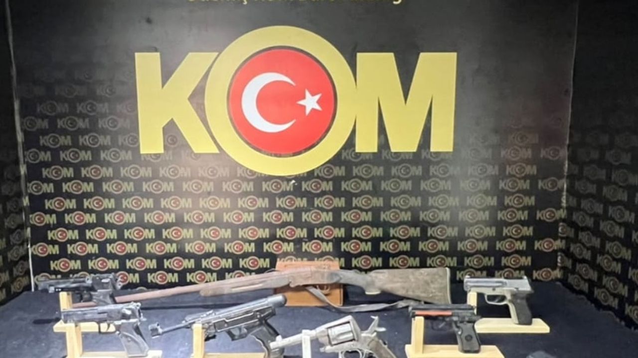 Tire'de gizli depo cephaneliğe dönüştü: çok sayıda ruhsatsız silah ele geçirildi