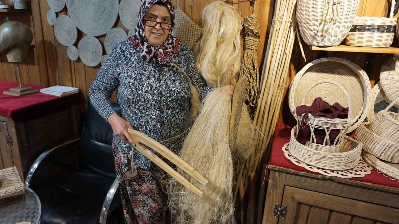 Tire'nin son urgancısı: Raife usta çarkı kadın eliyle döndürüyor