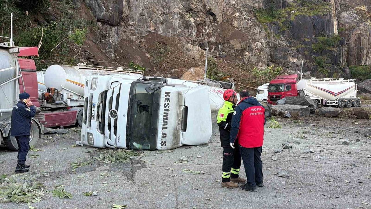 Tırlara sığınan risk: Esenkıyı tır parkında kopan kayalar can aldı