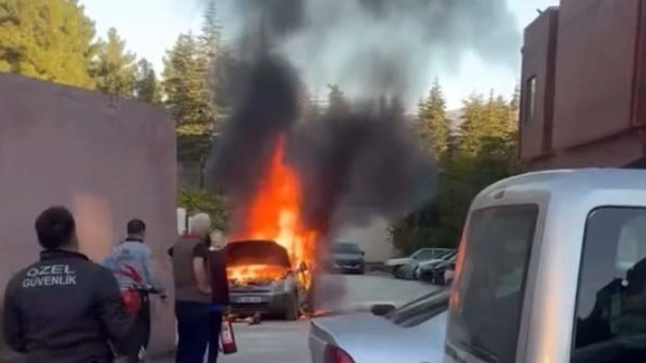 Tokat'ta hastane otoparkında motor yangını üç aracı etkiledi