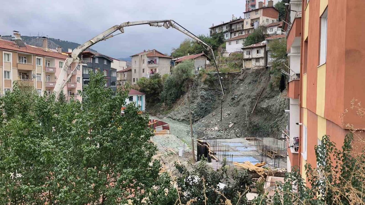 Tokat’ta inşaat kenarında çöken yol binanın tahliyesine yol açtı