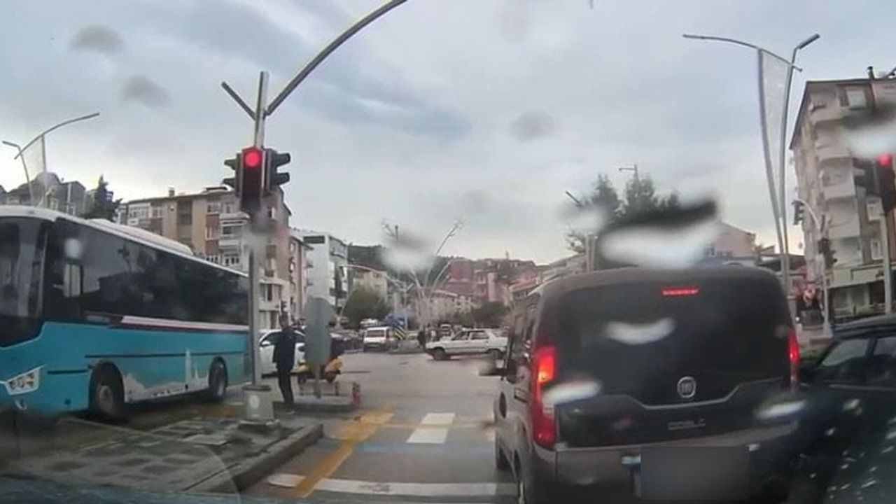 Tokat'ta kavşakta ambulansa müdahale eden sürücüler kameralara yansıdı