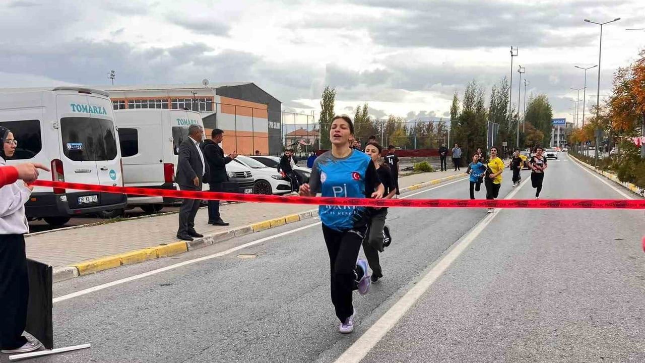 Tomarza'da minikler sahada: 29 Ekim Cumhuriyet Kupası atletizm heyecanı
