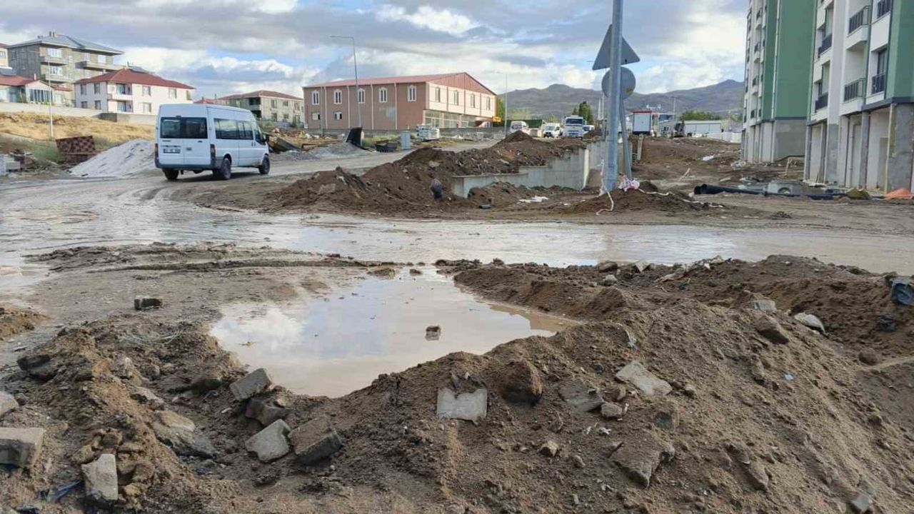 Toplu konut çalışması okul yolunu çamura çevirdi