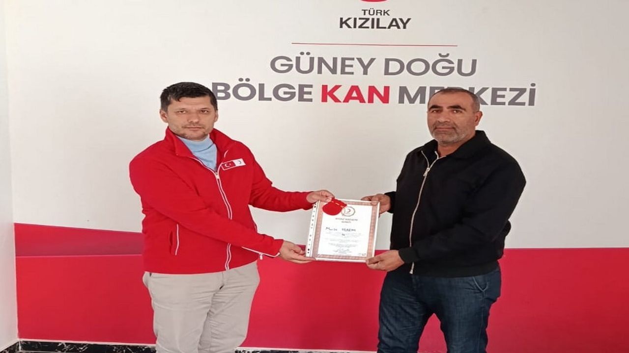 Toplumsal dayanışma örneğine madalya: Hakkarili bağışçıya Kızılay'dan berat