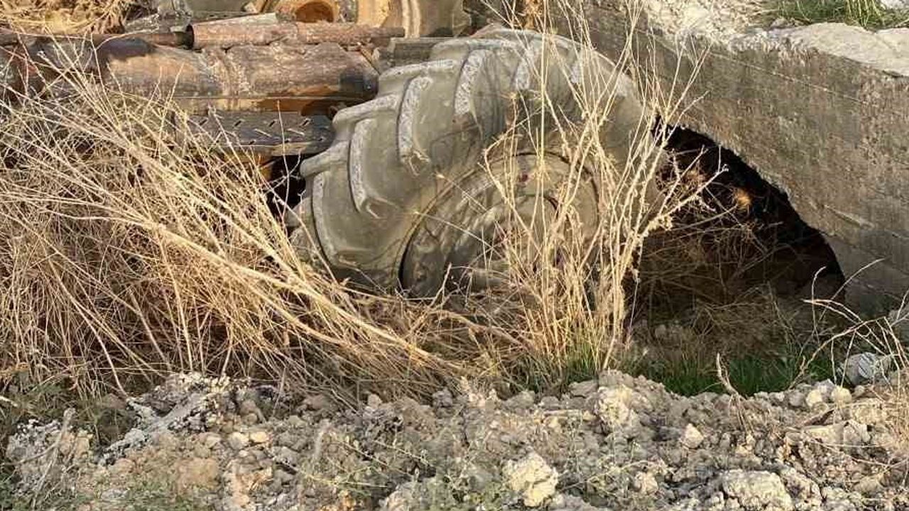 Toprak yüklü traktör Sekili Mahallesi'nde dereye devrildi; sürücü yaralandı