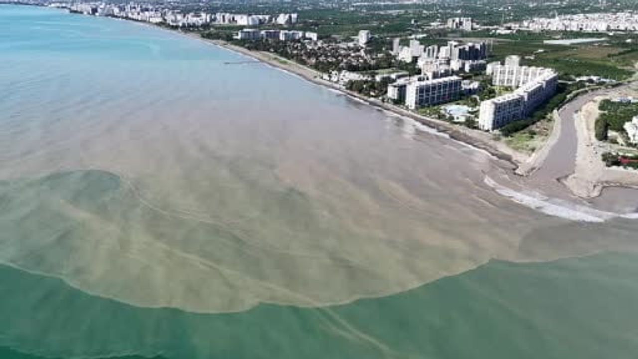 toroslardan taşınan çamur Mersin kıyılarını kahverengiye boyadı