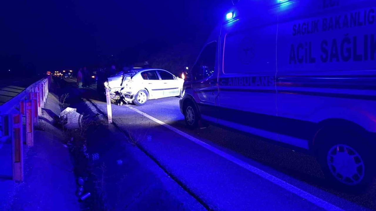 Tosya'da direksiyon hakimiyetini kaybeden otomobil bariyerleri aşıp otobüse çarptı