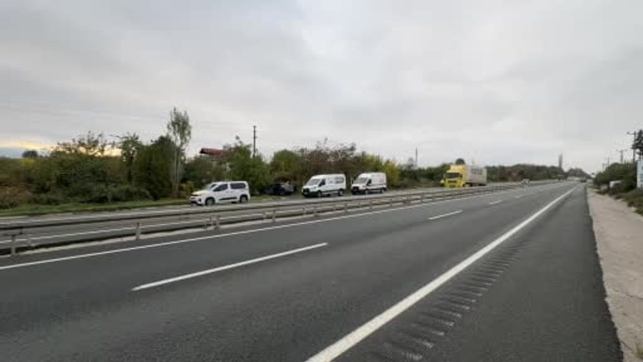 Tosya'da hafif ticari araca arkadan çarpan cip ağaca savruldu, sürücü ve yanındaki kişi kısa sürede yakalandı