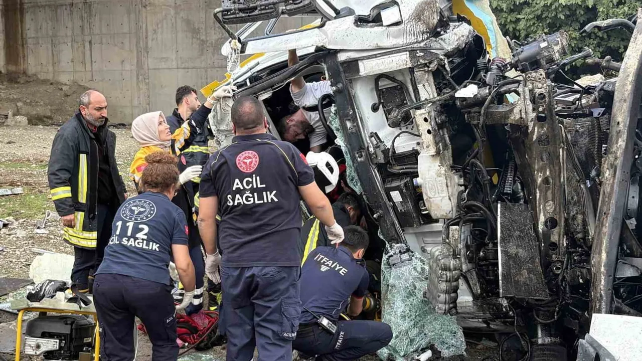 Tosya'da köprüden düşen PTT kargo kamyonunda yolcu yaşamını yitirdi