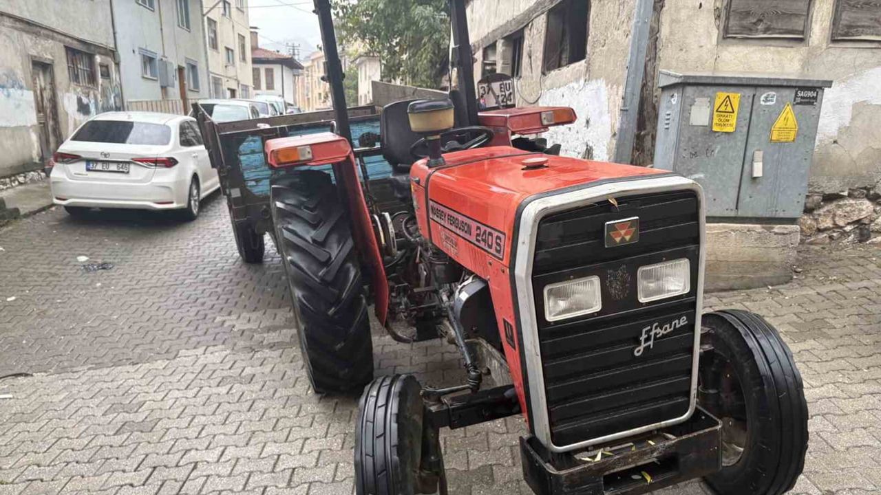 tosya'da otomobil ile traktörün çarpıştığı kazada bir kişi yaralandı