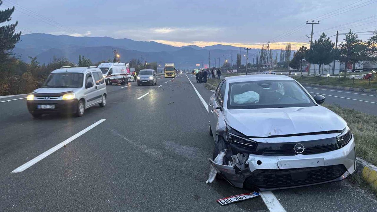 Tosya'da sepetten saçılan elmaların gölgesinde kaza: motosiklet sürücüsü yaralandı