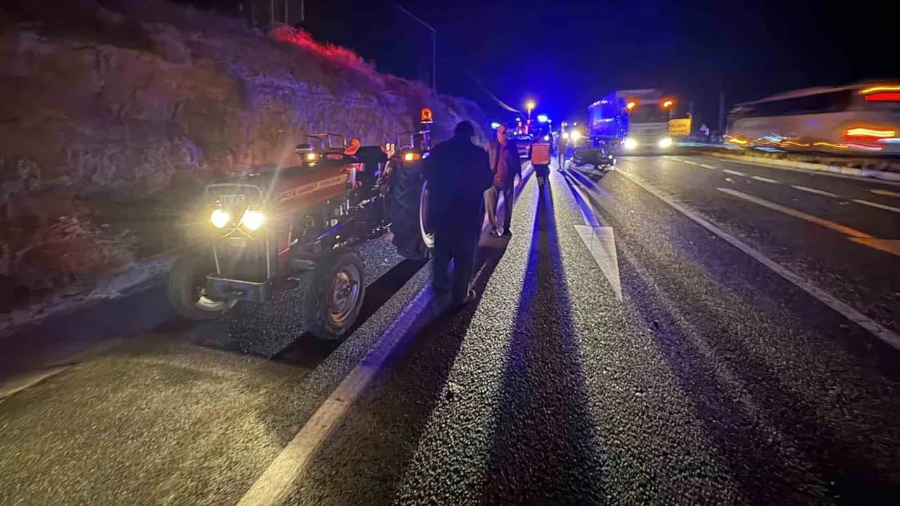 Tosya'da üç tekerlekli motosiklet traktöre çarptı; sürücü hastaneye kaldırıldı