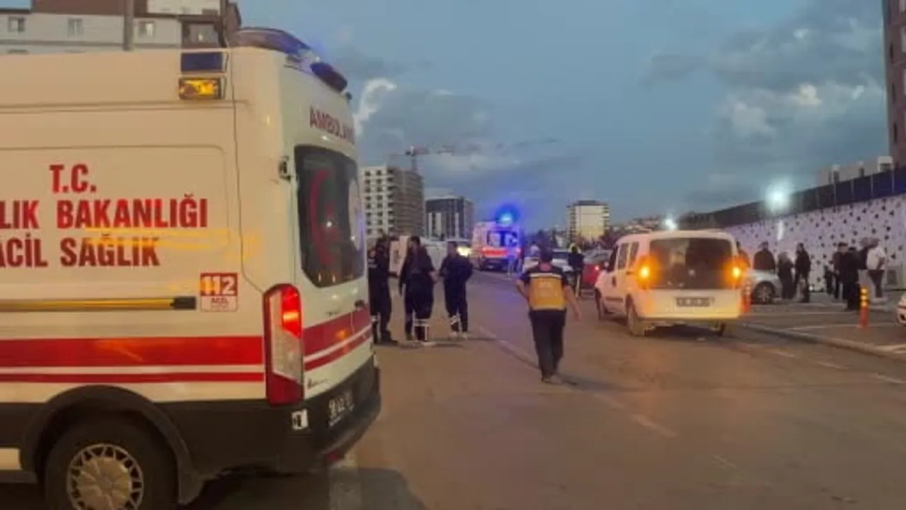 Trafik çarpışmasında minibüs kontrolünü kaybedip park halindeki araca çarparak yan yattı