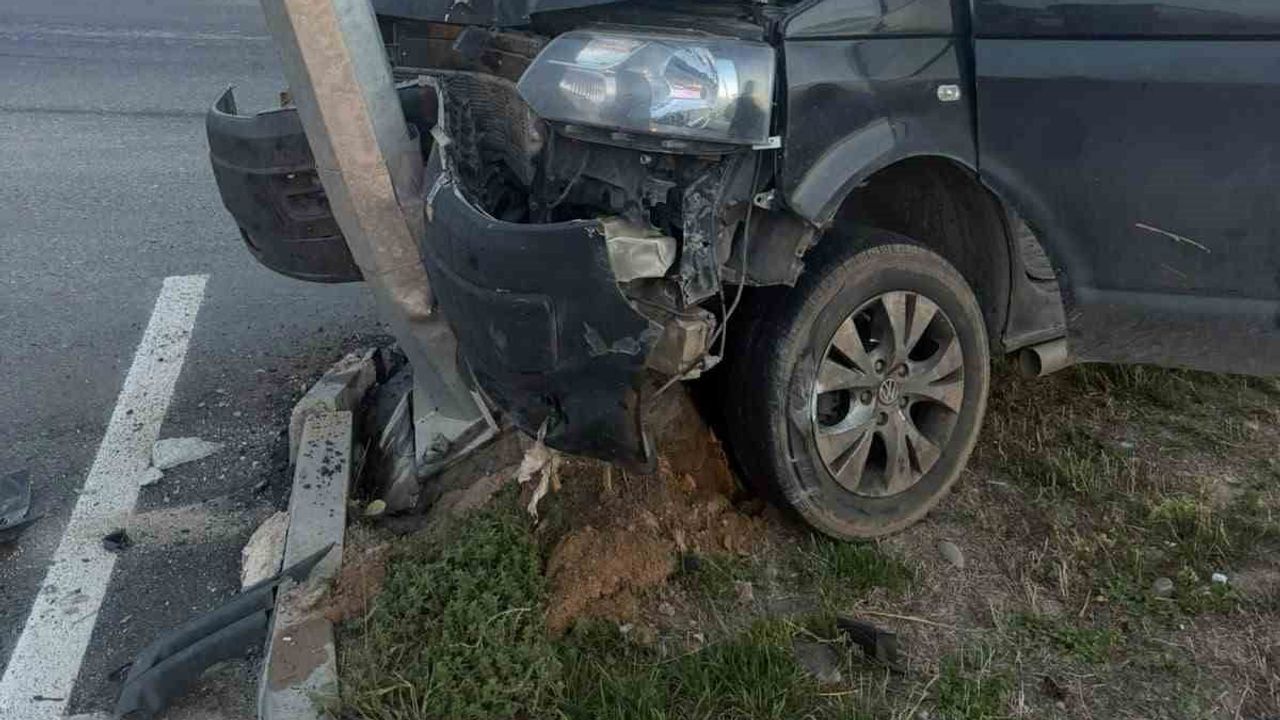 Trafik kazası sabah vakti: Batman'da hafif ticari araç direğe çarptı