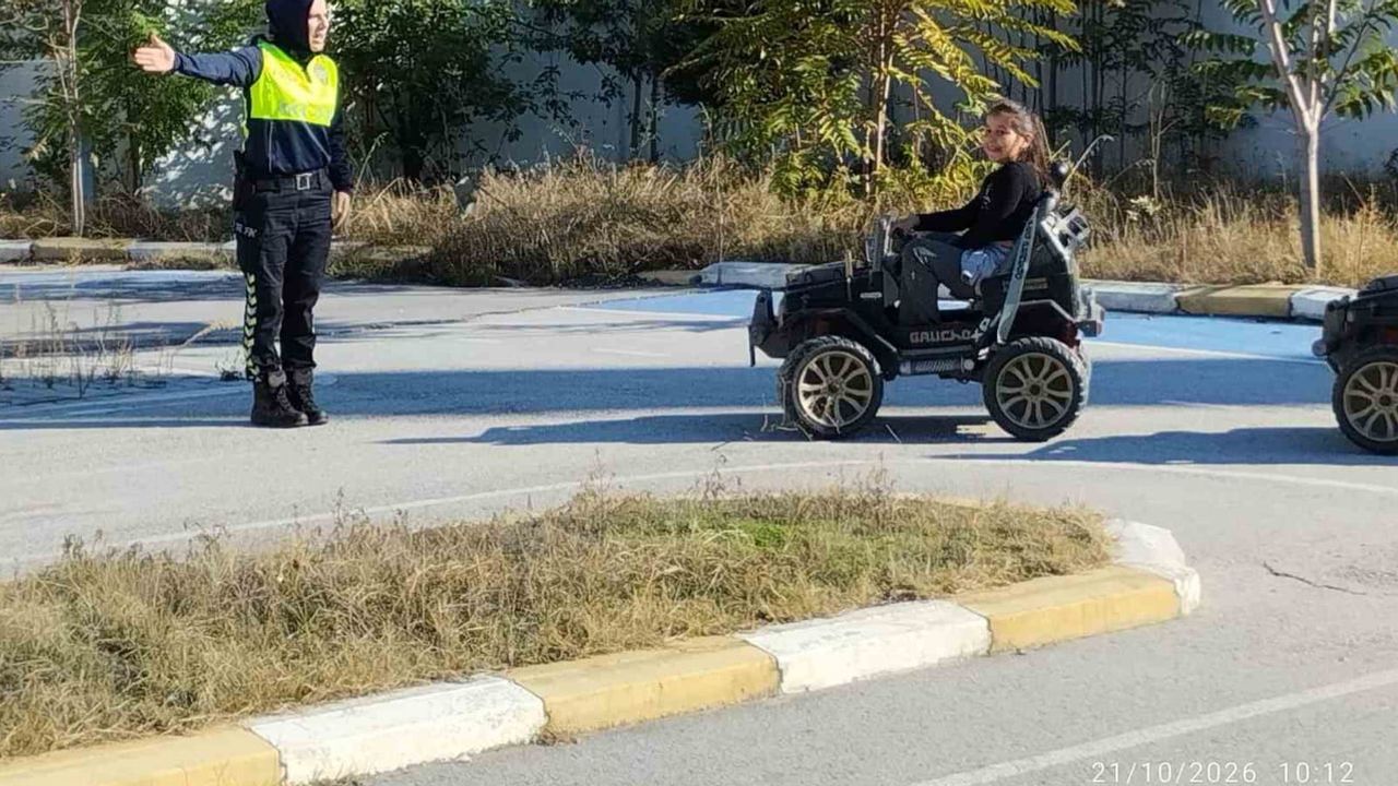 Trafik parkında 35 öğrenciye uygulamalı eğitim