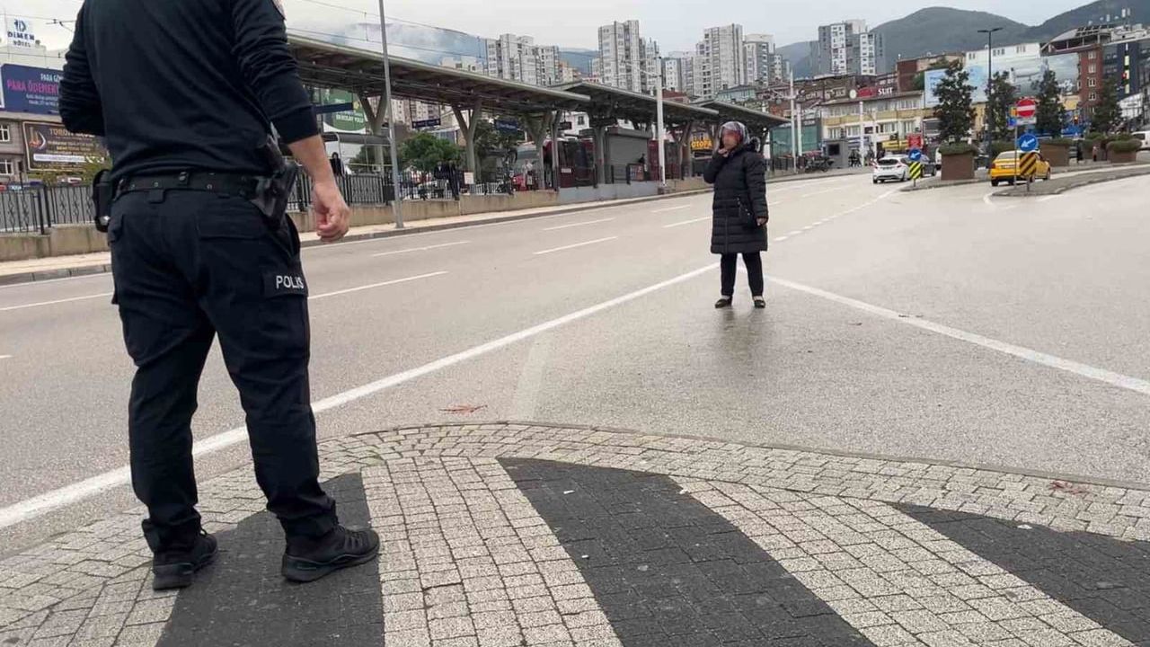 Trafikte bıçakla duran kadın, çocuğunu göremediğini söyleyerek ikna edildi
