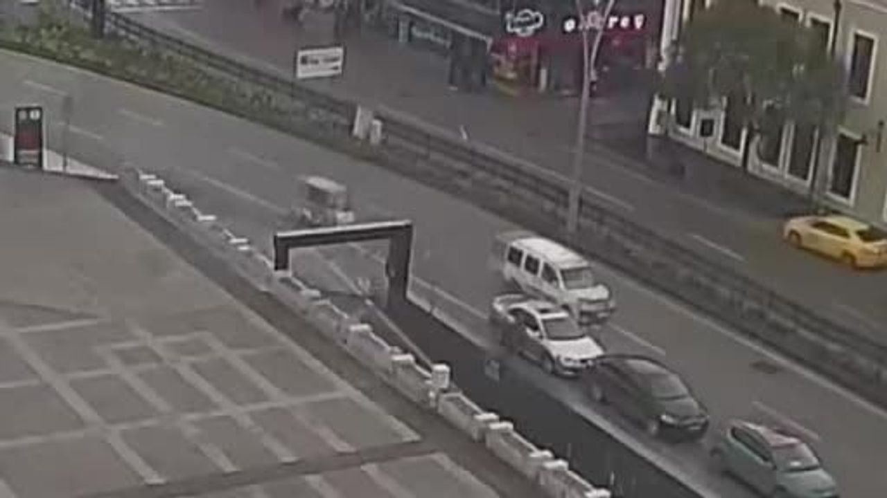 trafikte insani müdahale: polis yaralı kadını yeleğiyle yağmurdan korudu