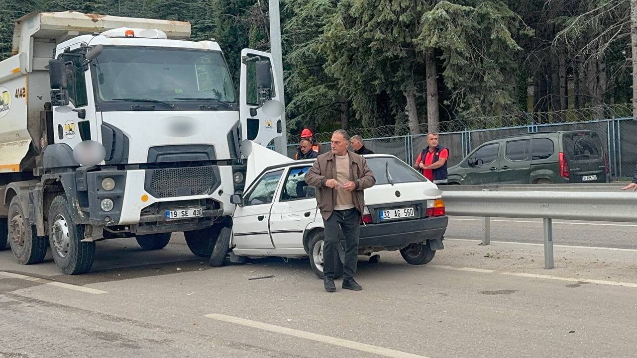 Trafikte ters yola giren otomobil hafriyat kamyonunun altına girince yolcular yara almadan kurtuldu