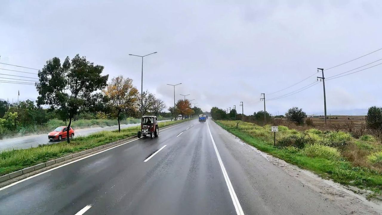 Trafikte ters yönde ilerleyen traktör, İstanbul yönünde tehlike oluşturdu