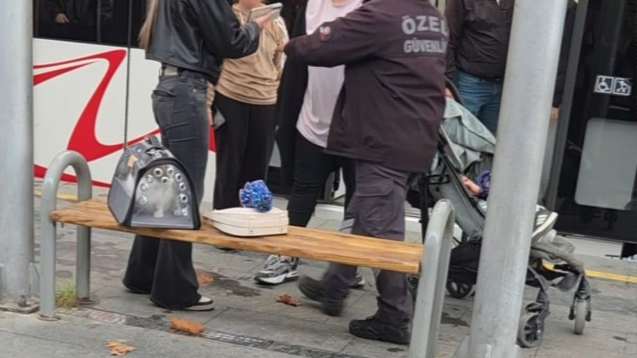 Tramvay çıkışında kedi tartışması: annesiyle genç kız arasında itiş-kakış