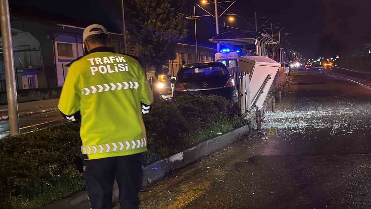 Tramvay durağına daldı; sürücü itfaiye tarafından kurtarıldı, 1 yaralı