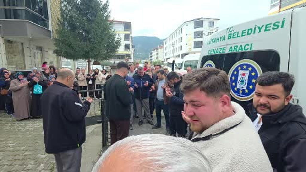 Tren kazasında yaşamını yitiren genç sevenlerinin gözyaşlarıyla uğurlandı