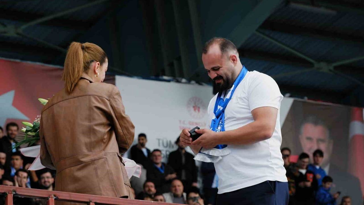 Tribünde evet: Dadaşlar liderinin duygusal teklif anı
