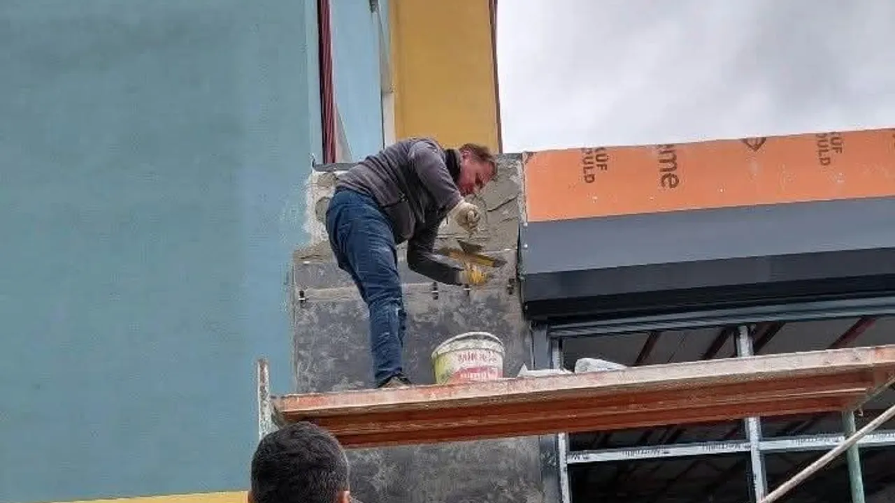 Tulumla sahaya çıkan müdür, MESEM'de sıva ve fayans işine el attı