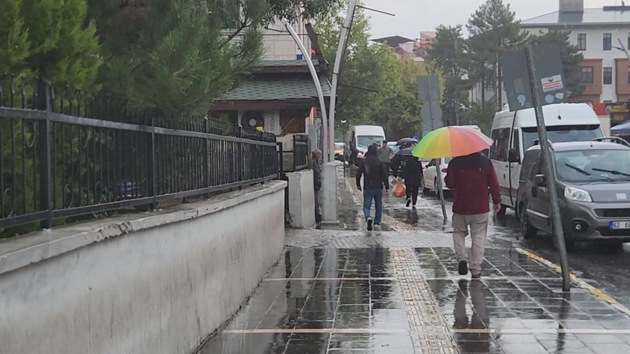 Tunceli'de öğleden sonra şiddetlenen sağanak günlük hayatı etkiledi