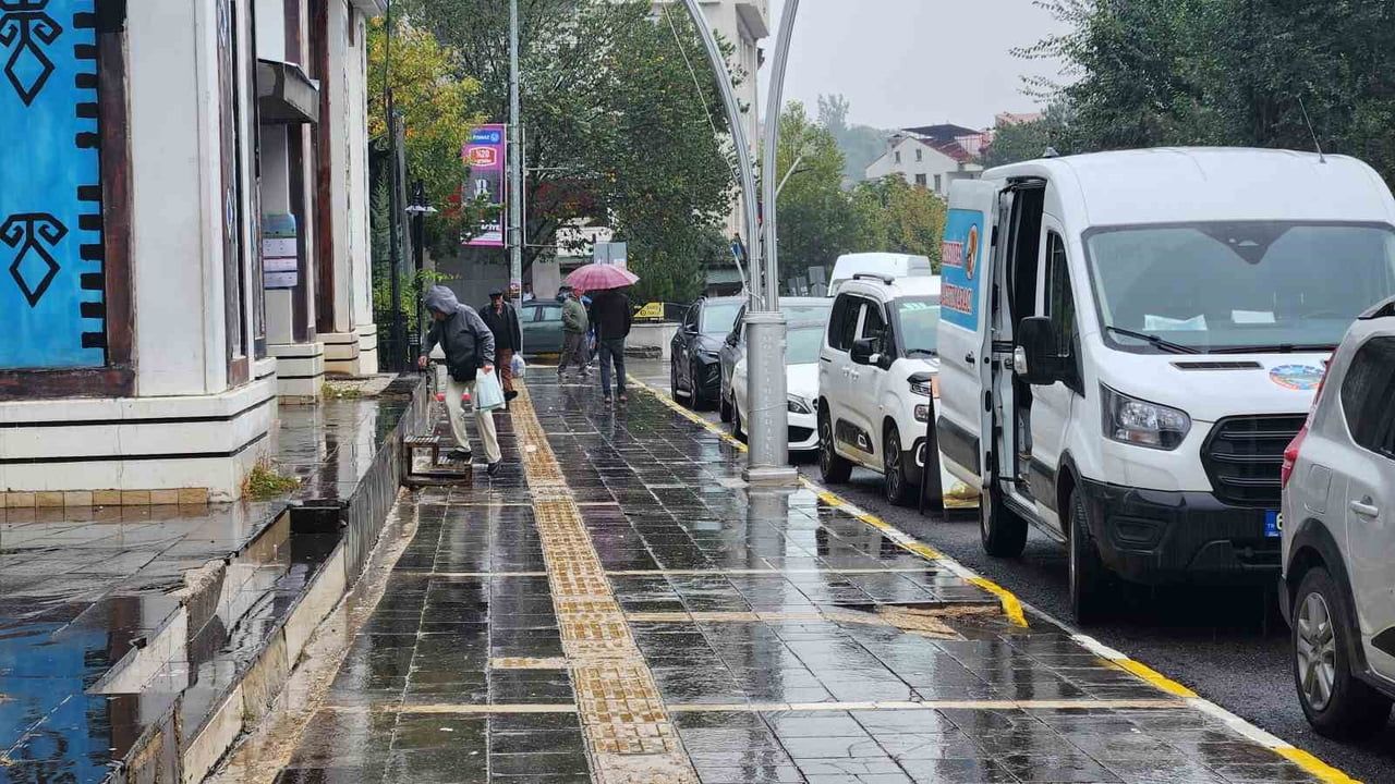 Tunceli'de öğleden sonra şiddetlenen sağanak günlük yaşamı etkiledi