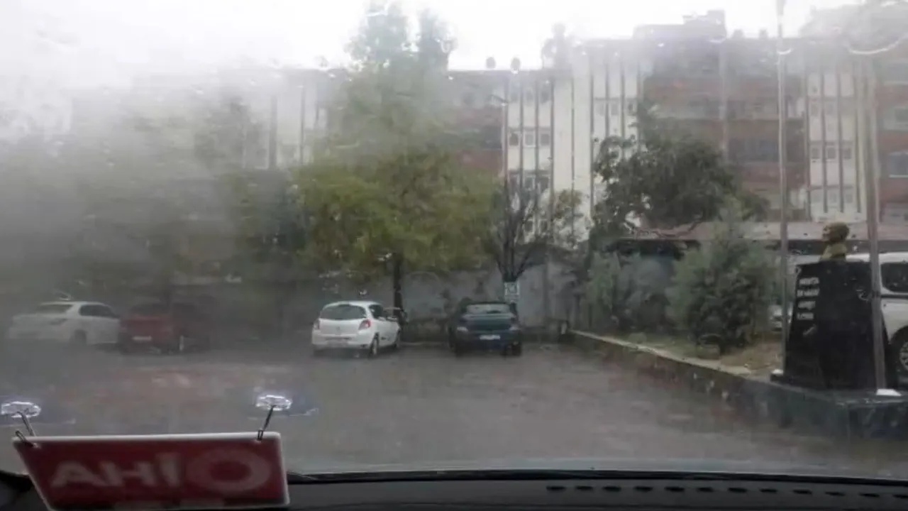 Tunceli’de sabah yağışı silecek arızasını ortaya çıkardı, sürücüler yolda kaldı